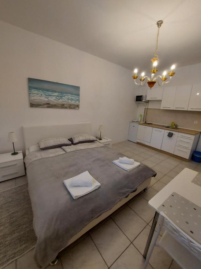 Studio Apartments Ana & Mia Віс Екстер'єр фото