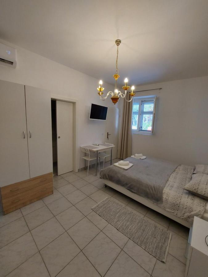 Studio Apartments Ana & Mia Віс Екстер'єр фото