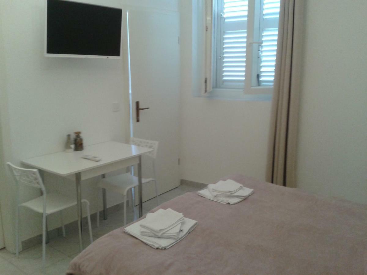 Studio Apartments Ana & Mia Віс Екстер'єр фото